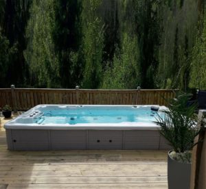 piscina con jacuzzi di medie dimensioni